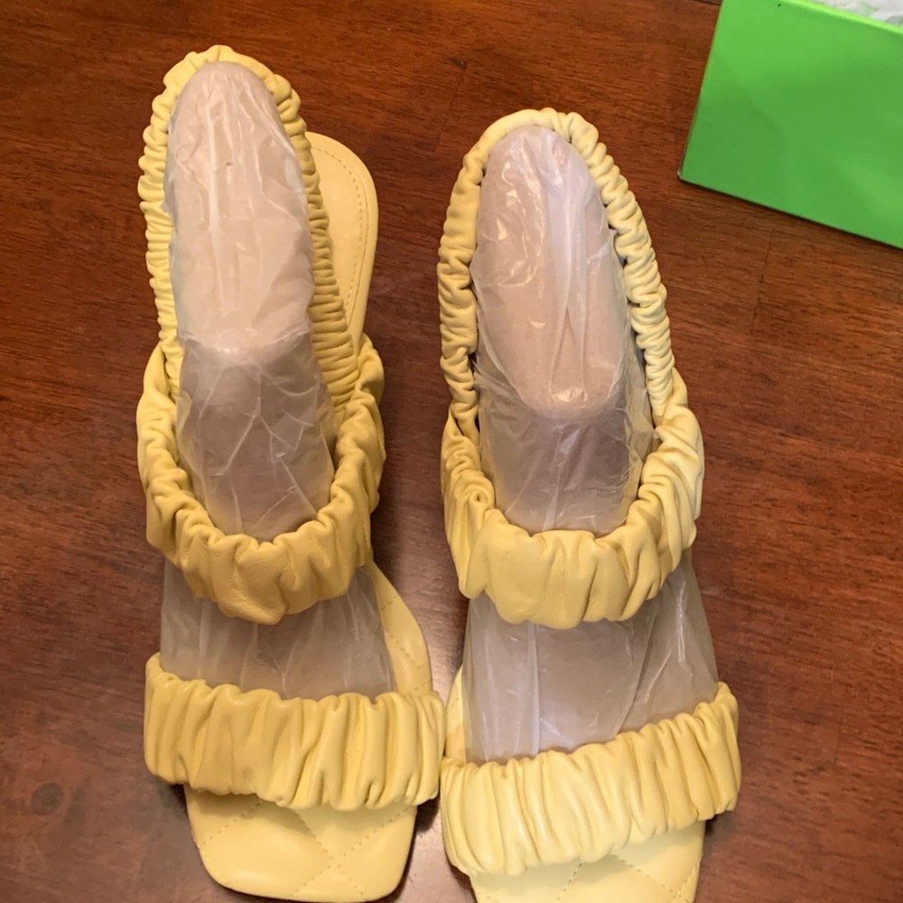 Absolutely stunning brand new authentic in box lemon sexy Sam Edelman salads 7